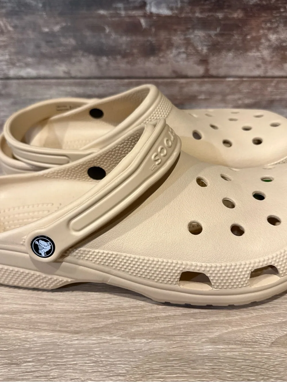 Crocs Classic Clog in Beige